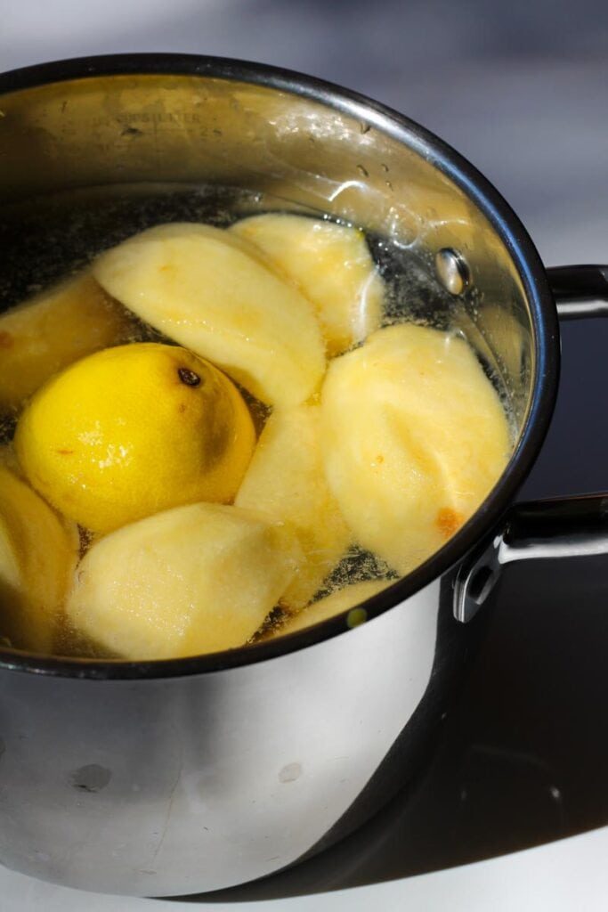 Peeled quince in water with lemon to keep it from discolouration