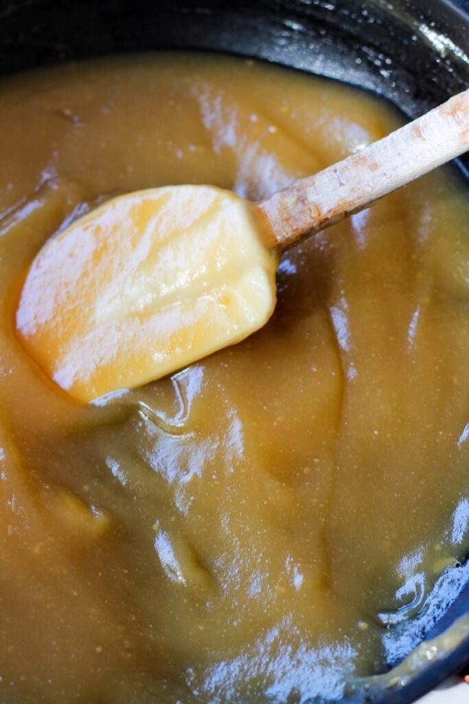 Cooking quince paste in the pan