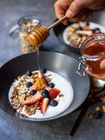 Yoghurt made at home with muesli, berries and honey