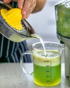 Lime juice being poured in apple juice