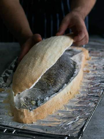 How to open the crust of the whole baked barramundi