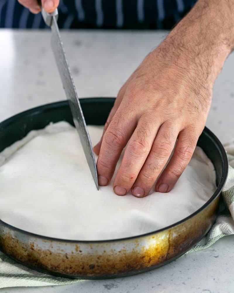 Making small insertions on the puff pastry with a knife