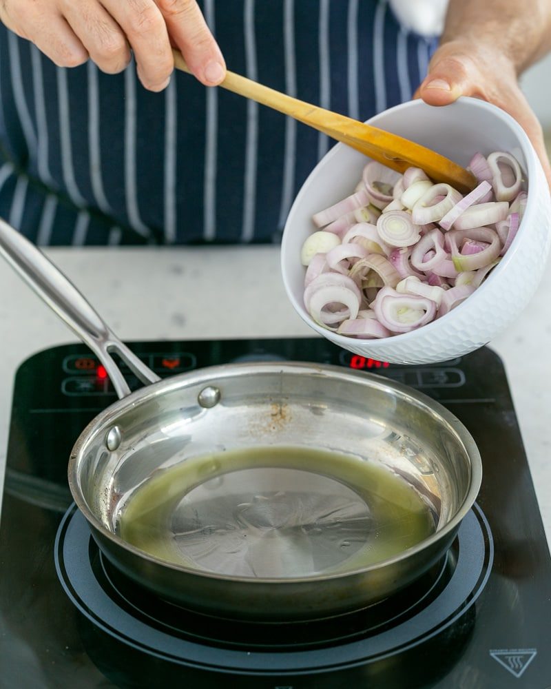 Caramelising shallot rings to make shallot jus