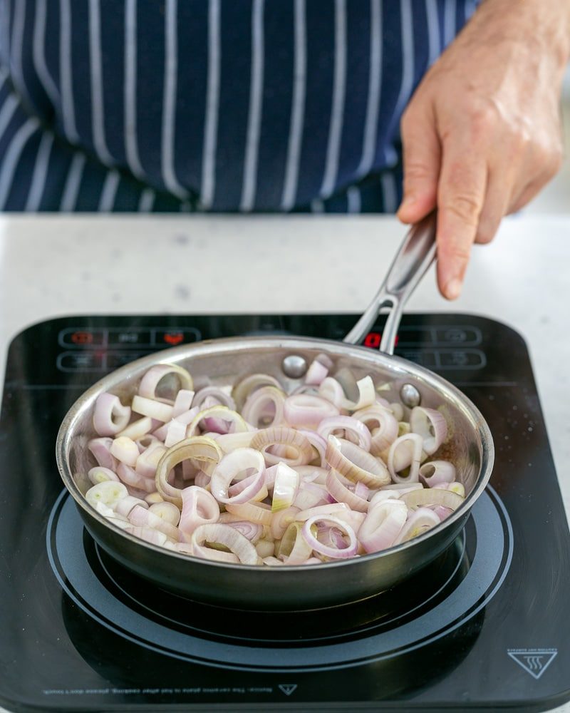 Caramelising shallot rings to make shallot jus