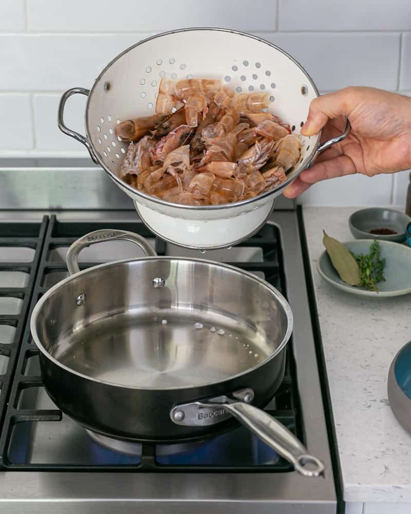 Steps to make prawn stock with prawn shells and heads