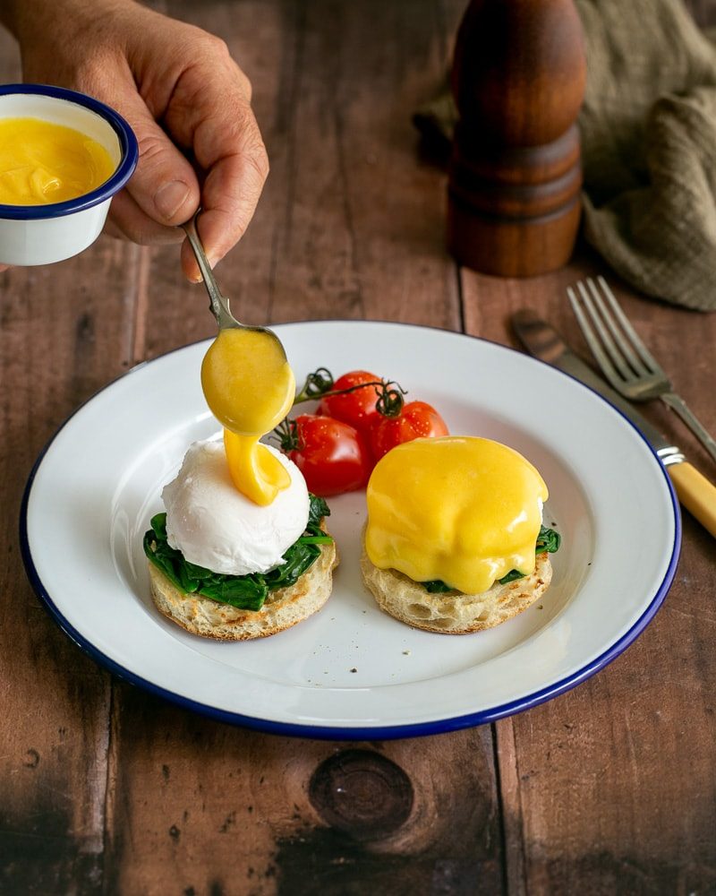 Hollandaise sauce with poached eggs on sourdough