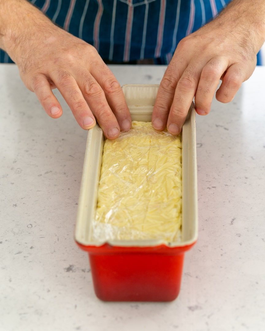 Covering the semifreddo with cling film