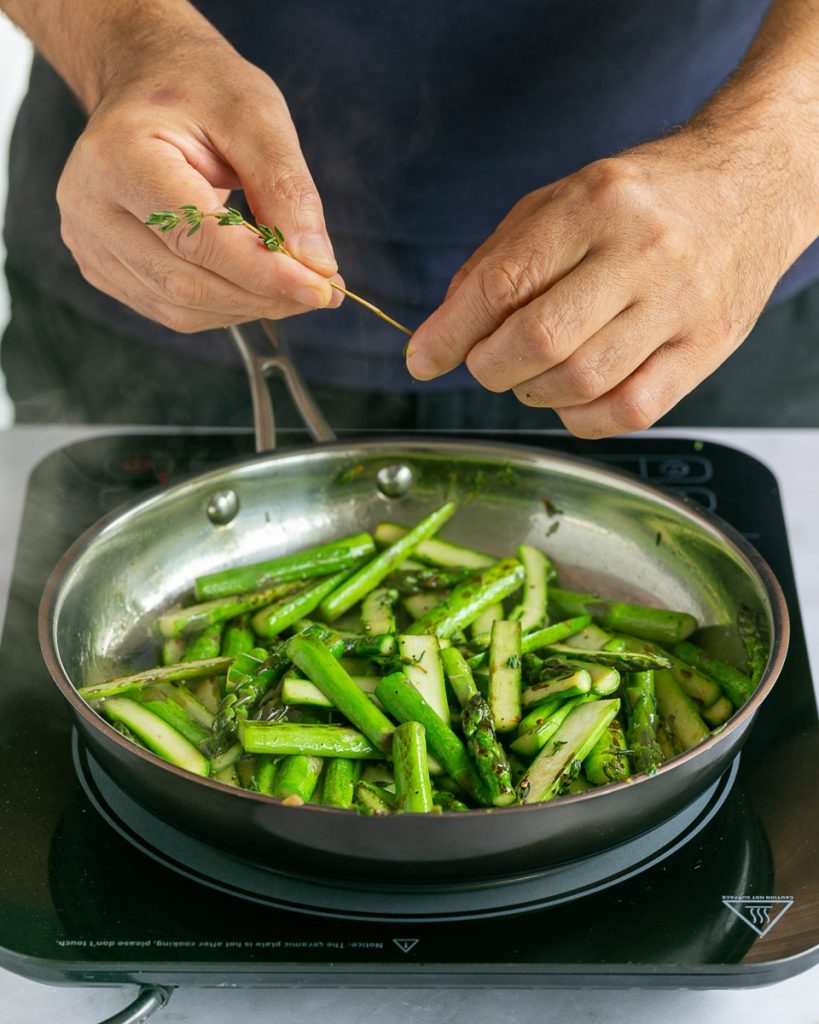 Thyme roasted asparagus in a pan