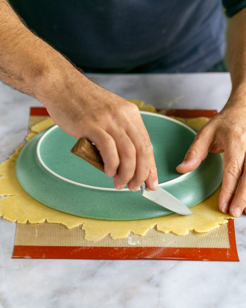 Cutting the dough in round using a plate