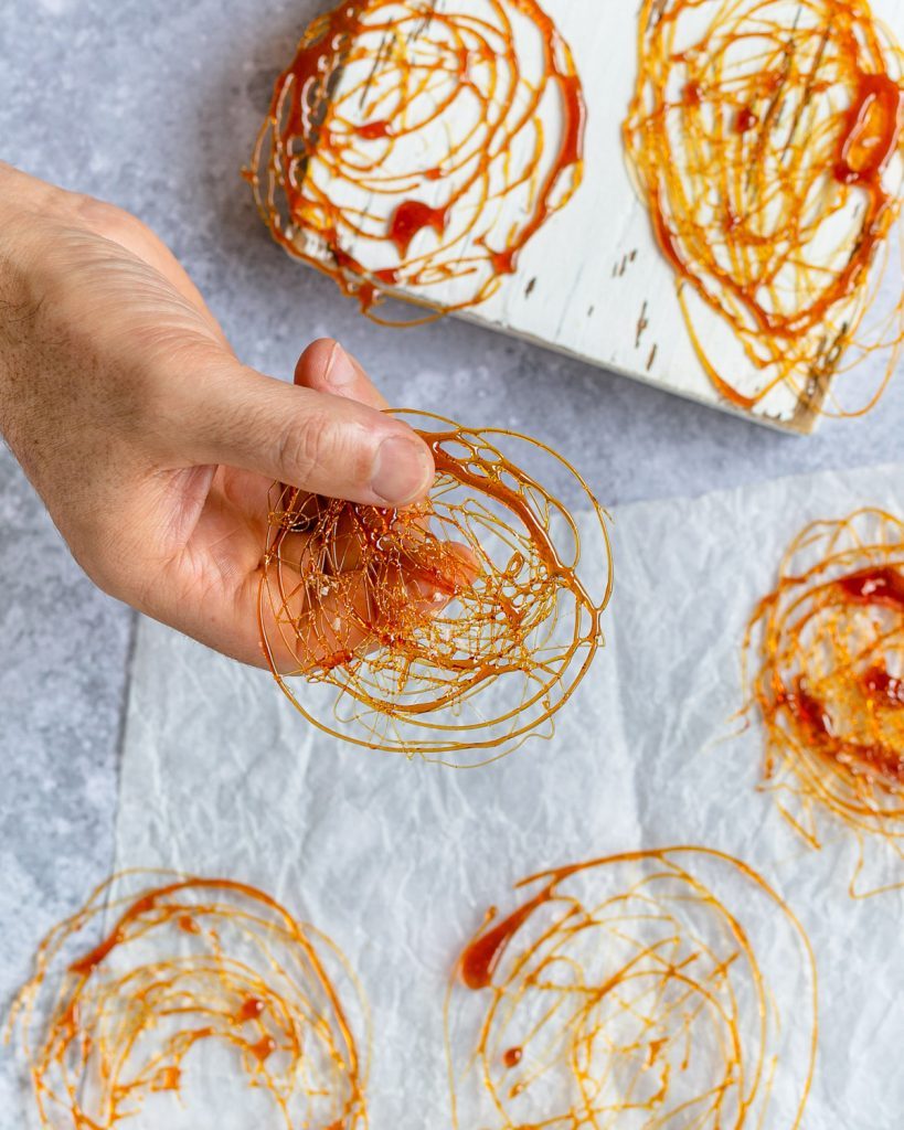 Caramel decorations for the fondant