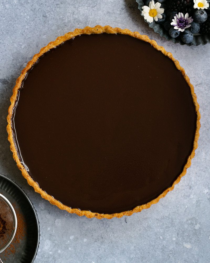 Decorating the chocolate tart