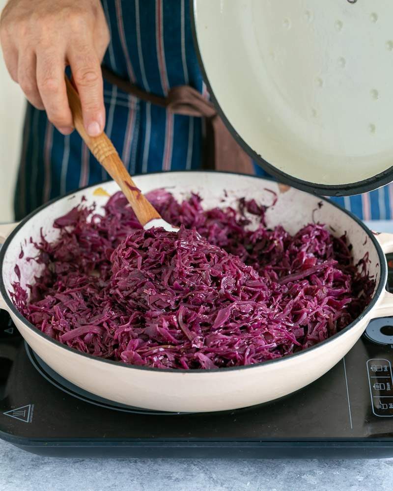 Braised red cabbage in the pot