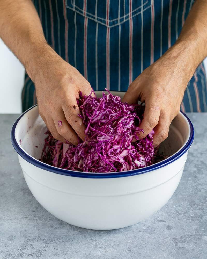 Mixing the red cabbage in the marinade