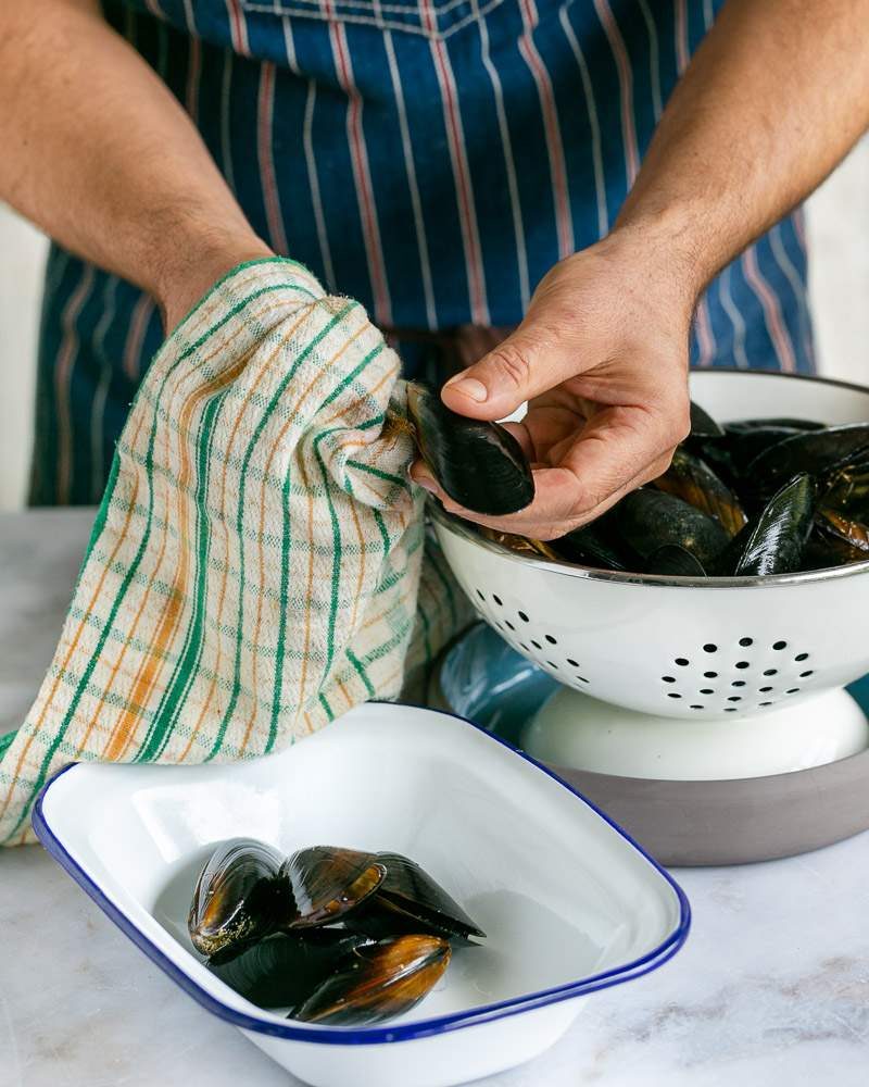 Cleaning the mussels