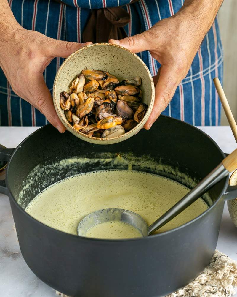 Adding shelled mussels to the soup