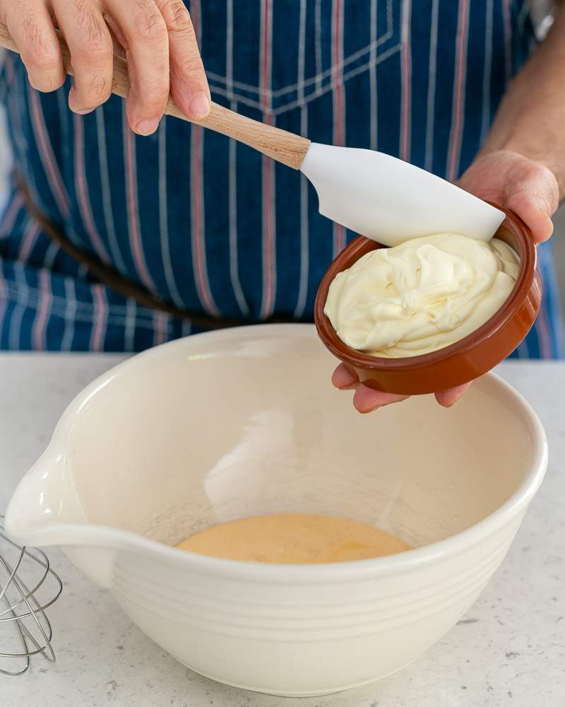 Adding mascarpone to whipped egg yolks and sugar