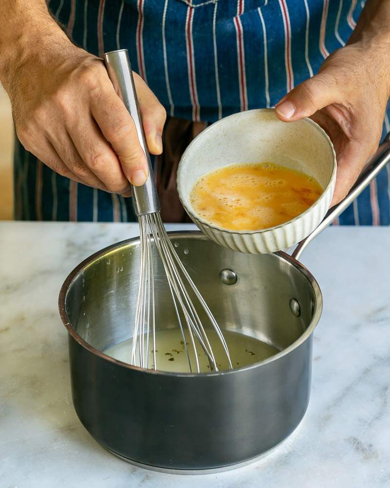 Making lemon curd with eggs