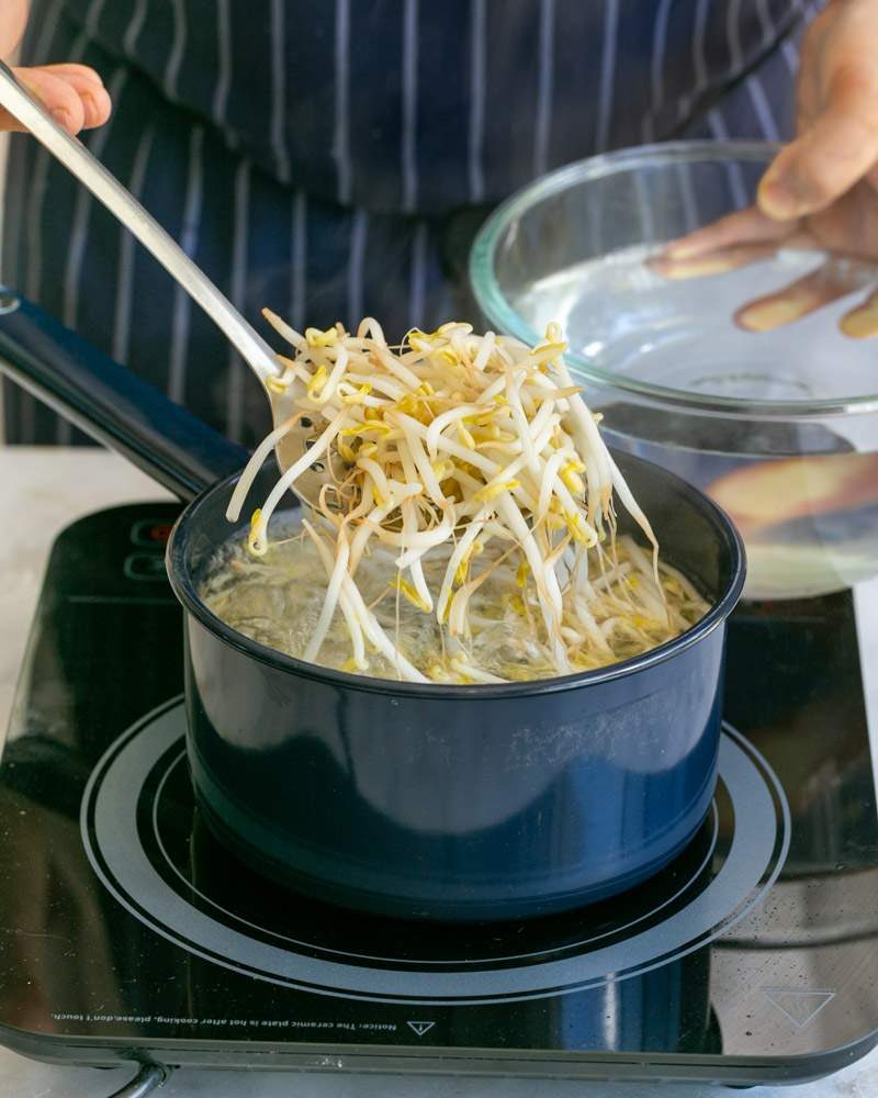 Cooking vegetables and noodles for ramen