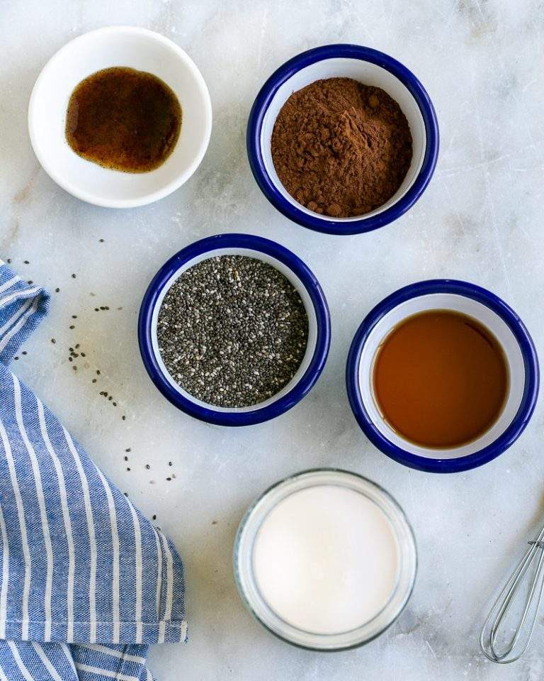 vegan-chocolate-chia-pudding-with-oat-milk-between2kitchens