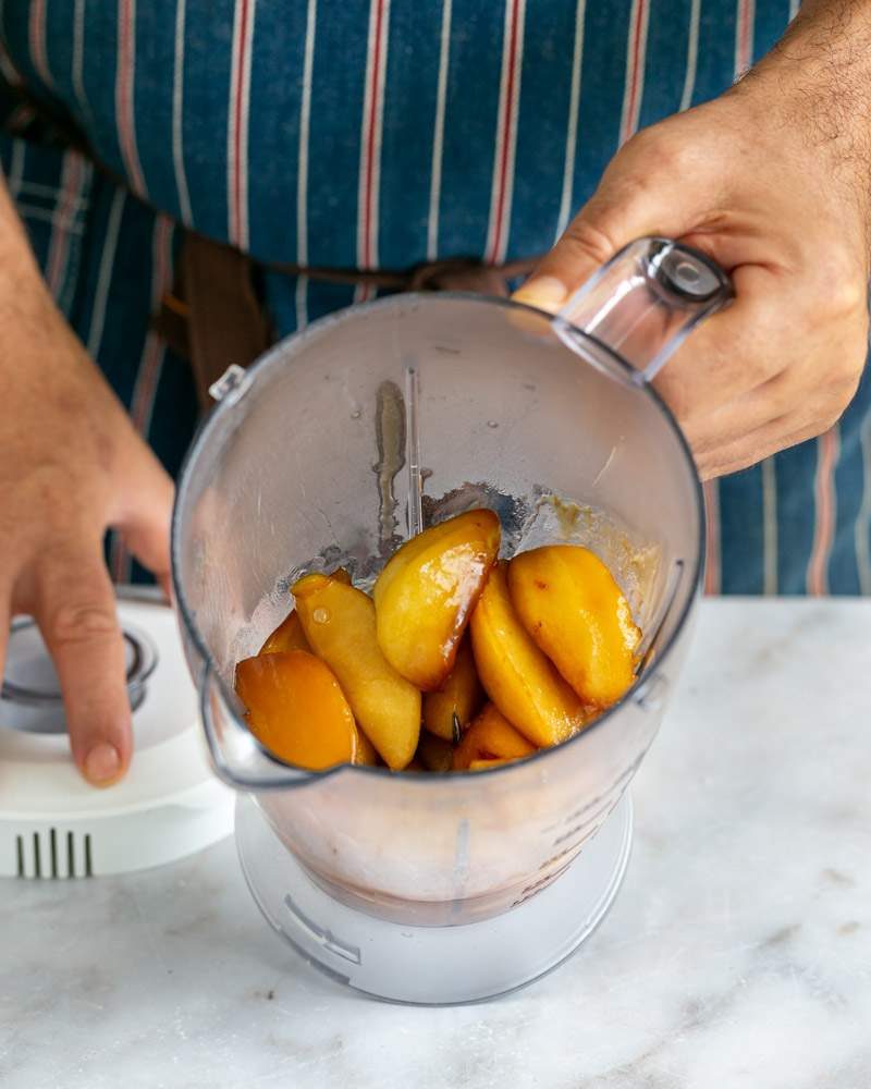 Stewed apples in a blender