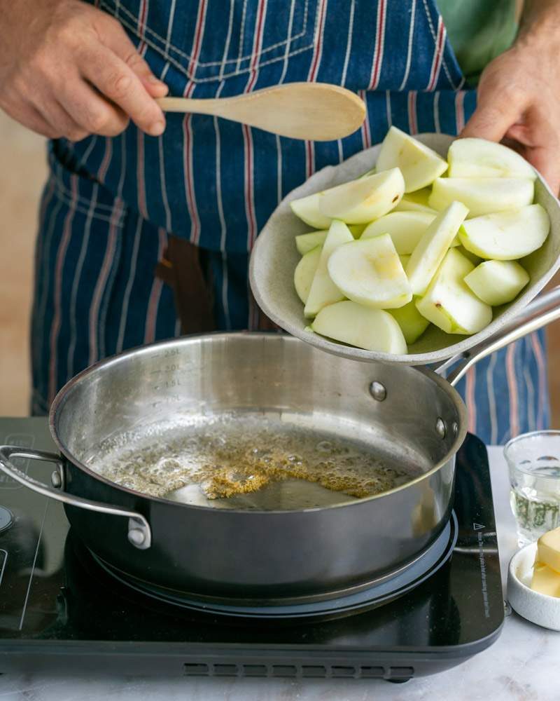 Cooking apples in caramel sauce