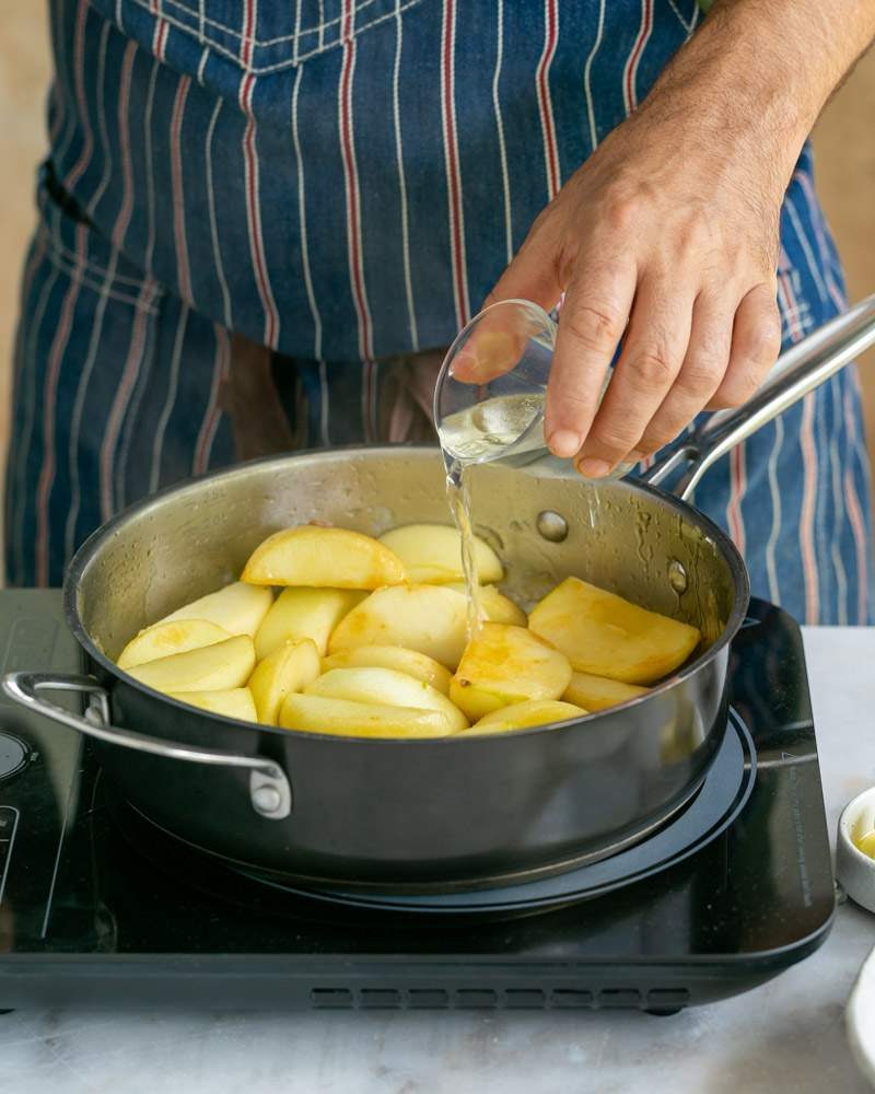 Adding white wine to stew apples