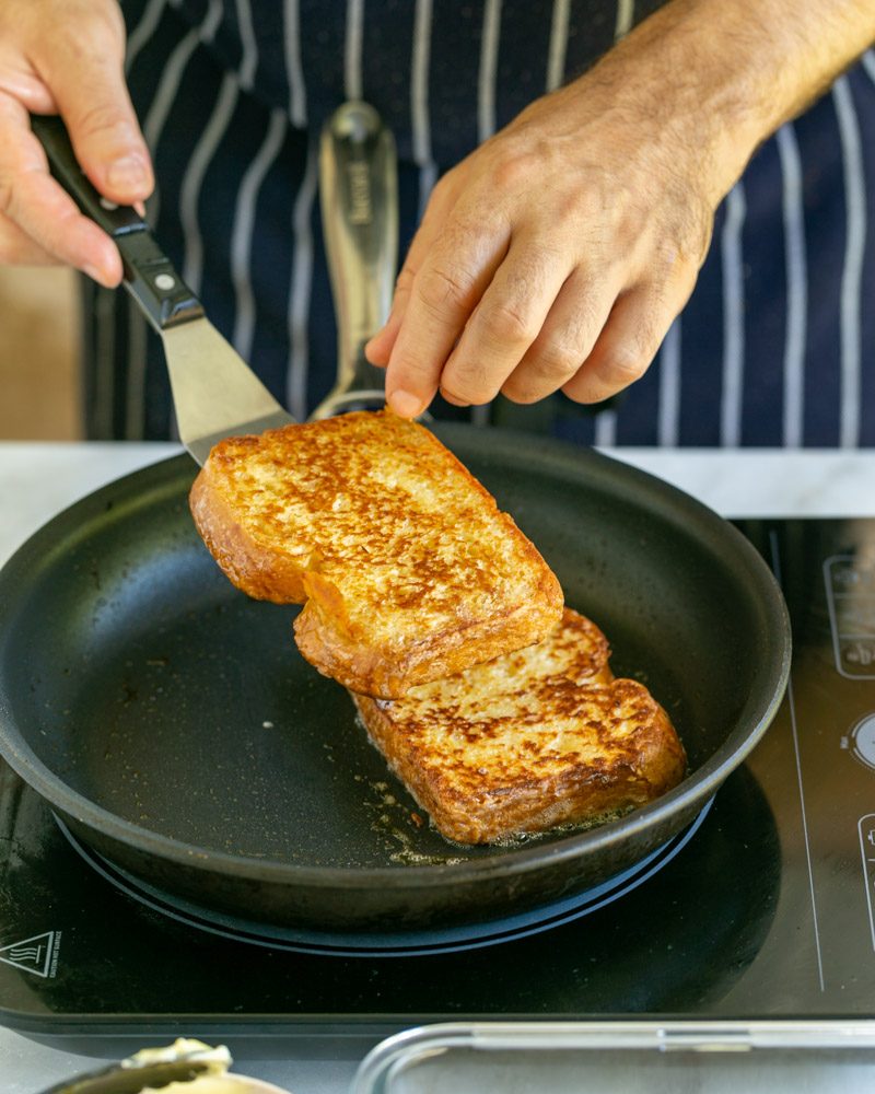 Cooking french toast in pan