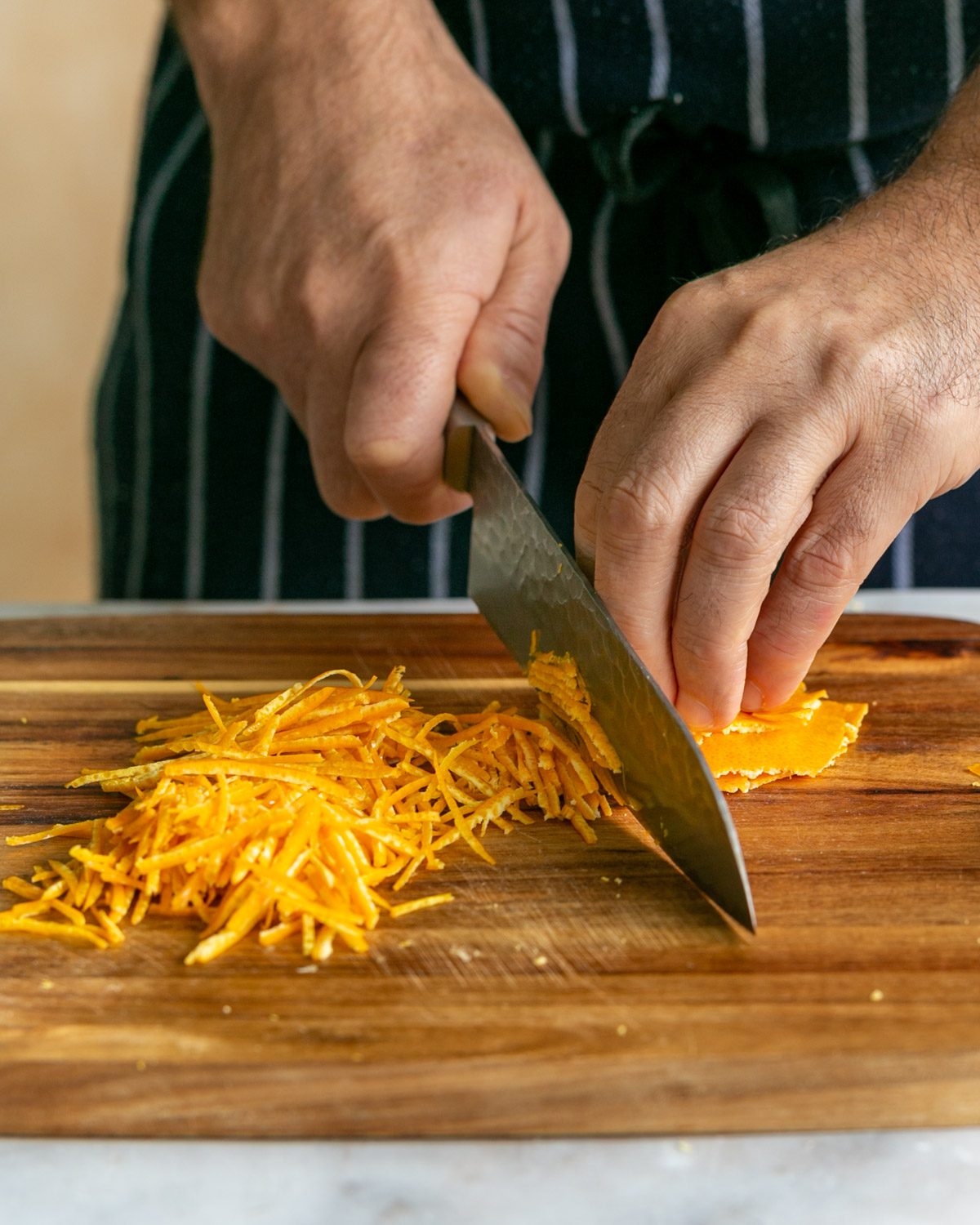 Cutting juliennes from the mandarin peel