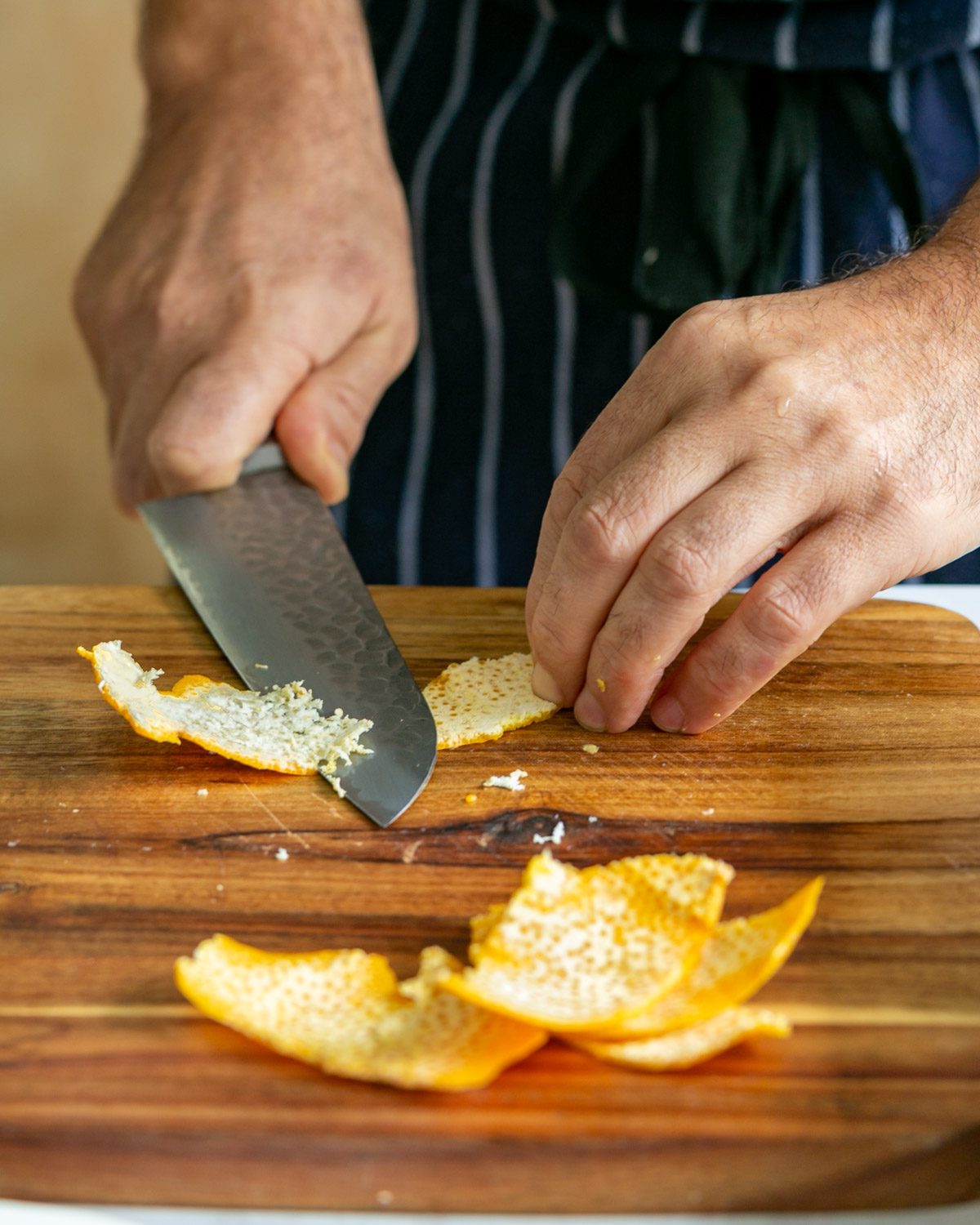 Removing the white bit from the mandarin peel using a knife