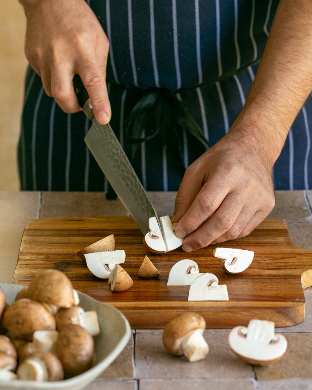 Cutting mushrooms in quarters