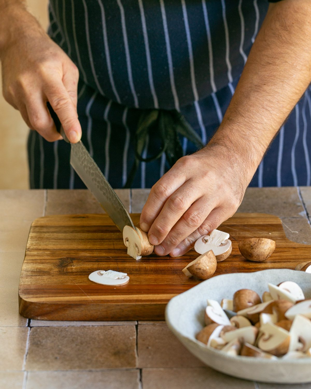 Slicing mushrooms