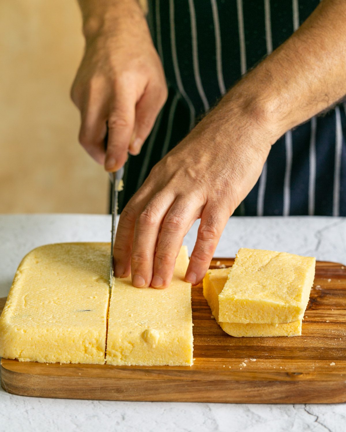 Cutting the set polenta