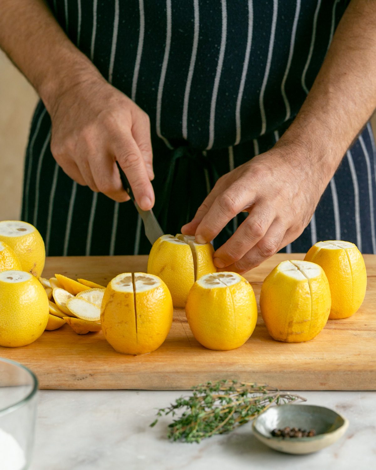 Cutting lemons in quarters