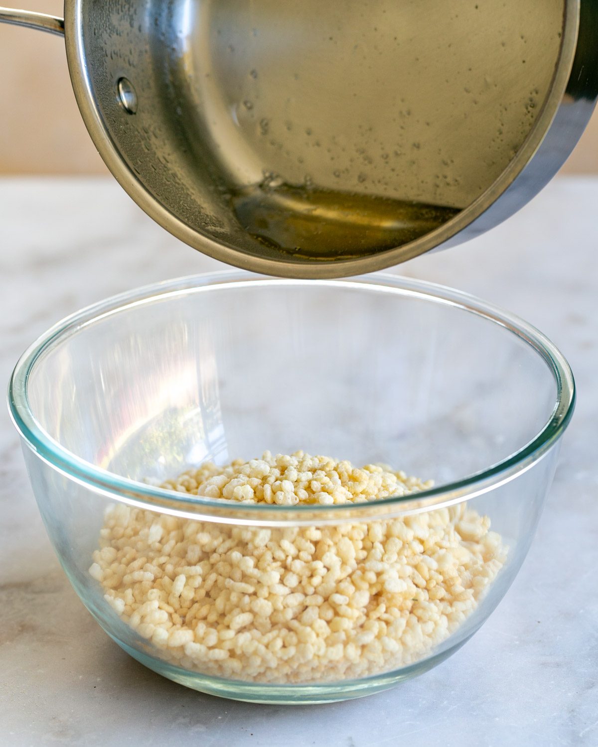 Adding sugar syrup to puffed rice