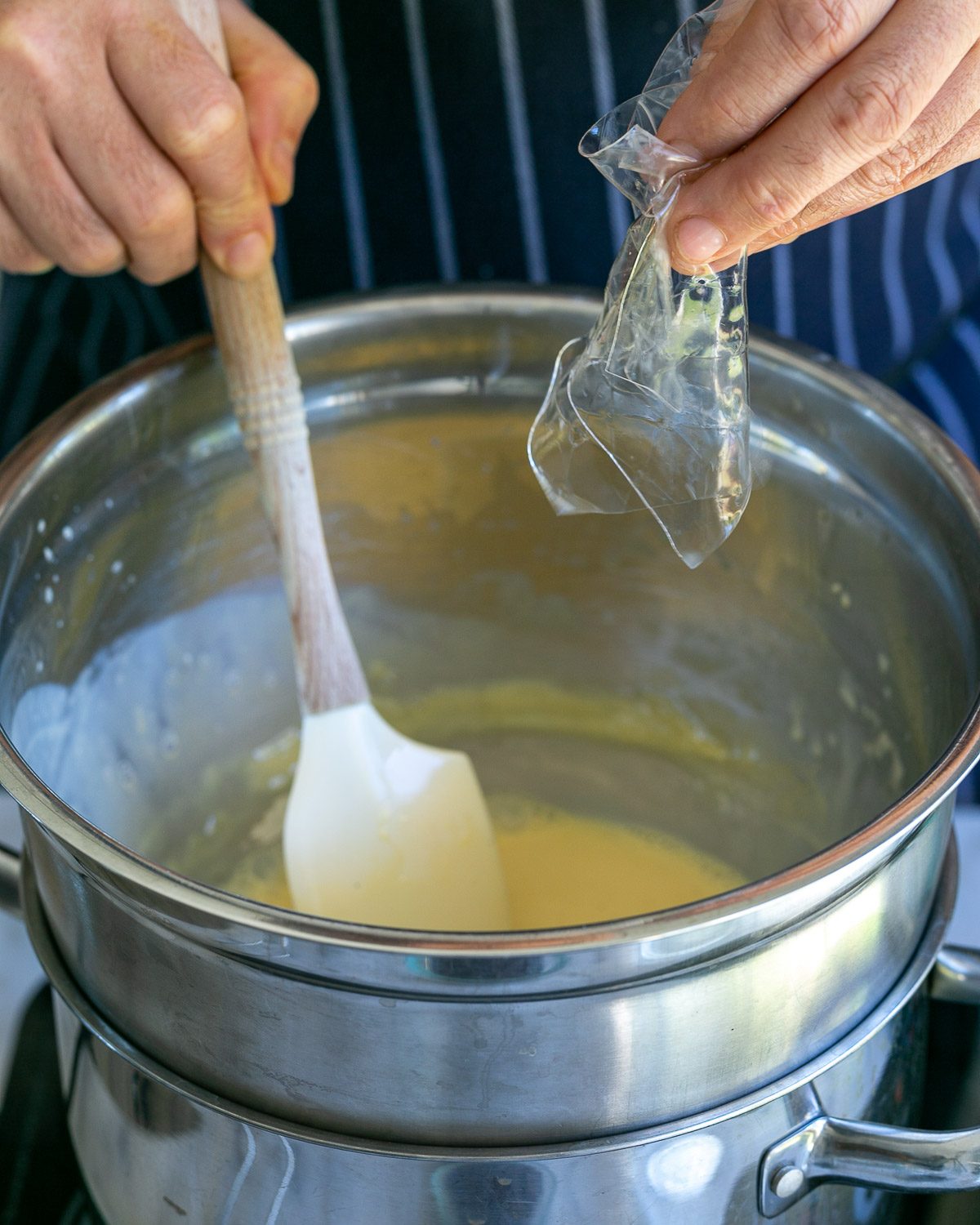 Adding gelatine to the egg milk mixture