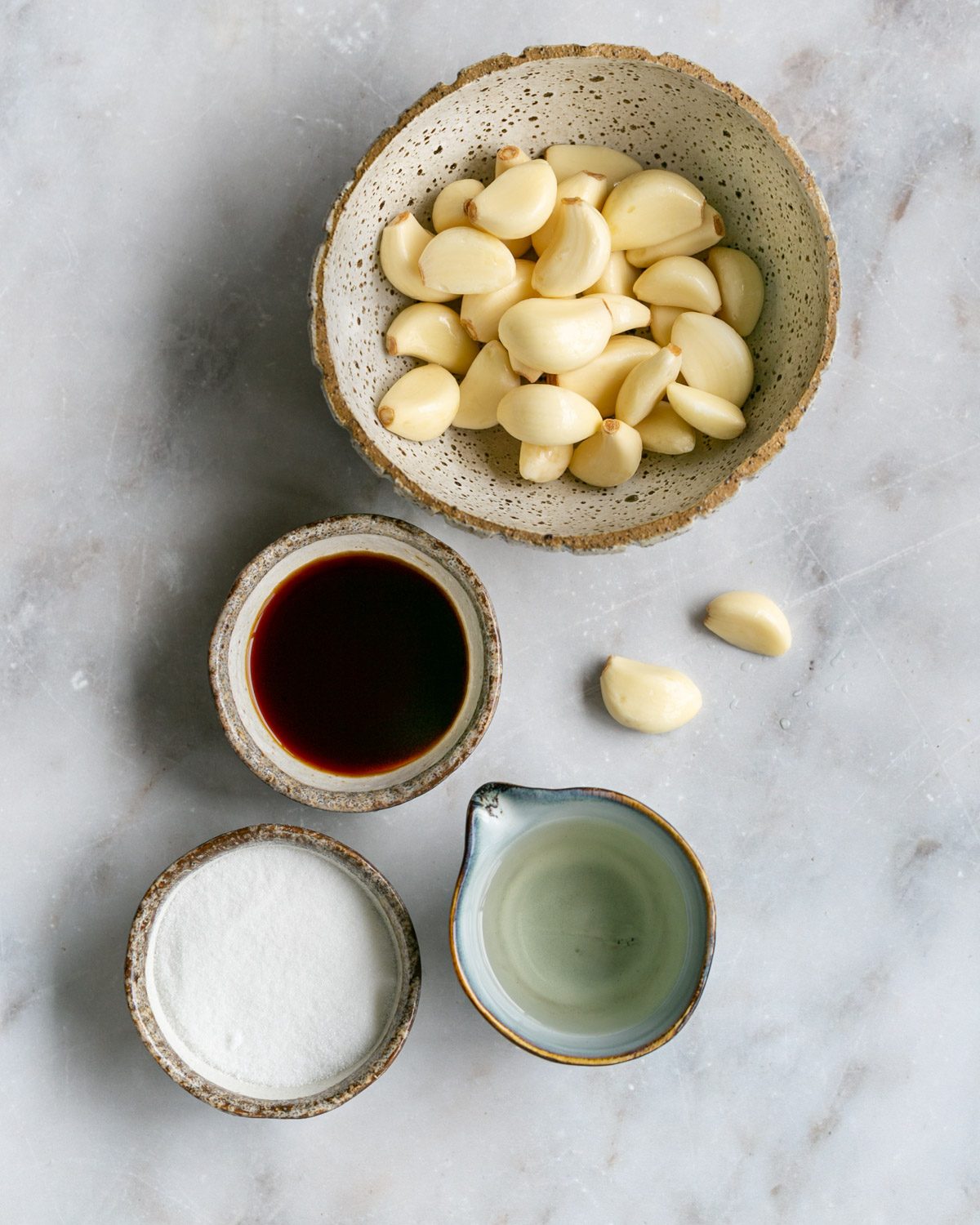 Ingredients to make pickled garlic