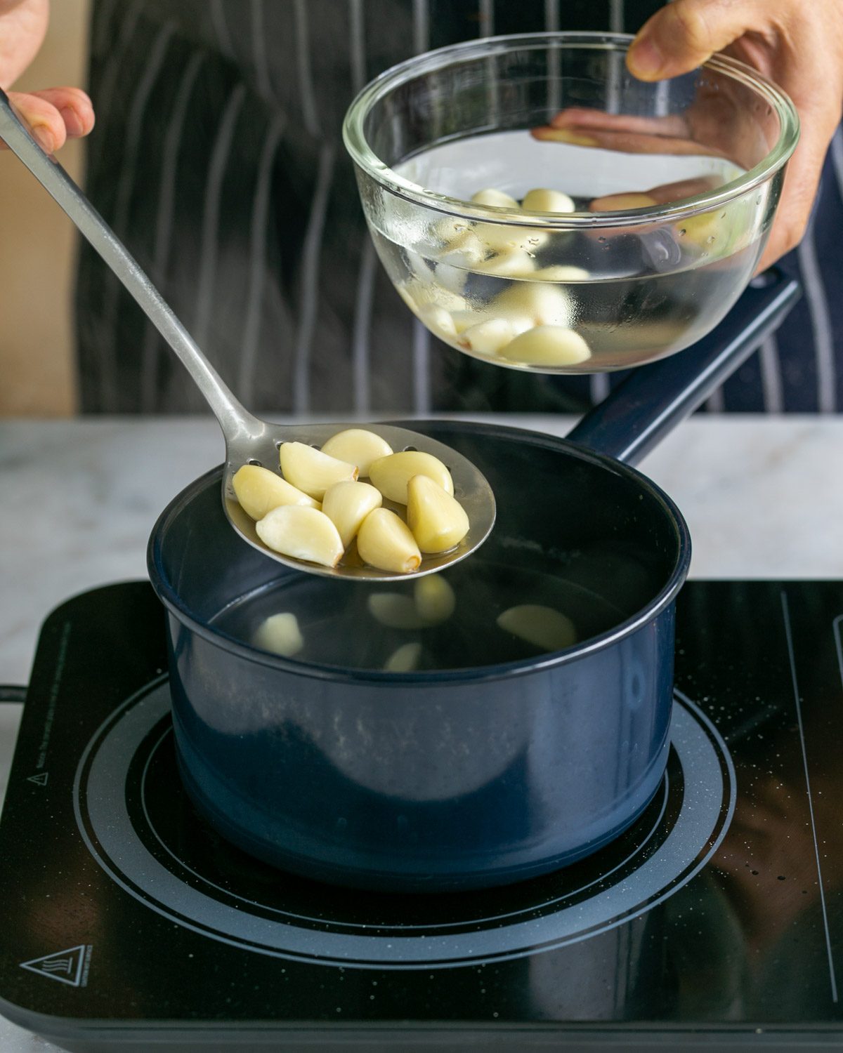 Refreshing the garlic in ice water