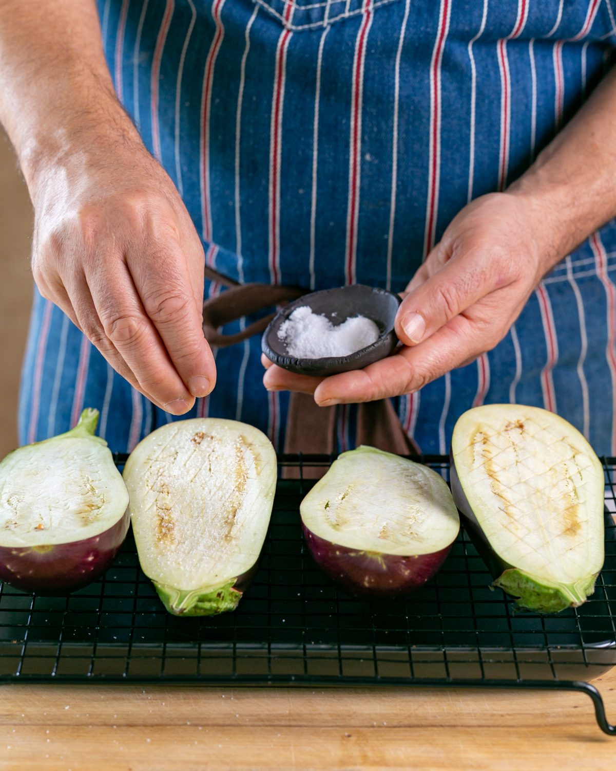 Salting the eggplants