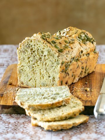 No Knead Spelt bread loaf